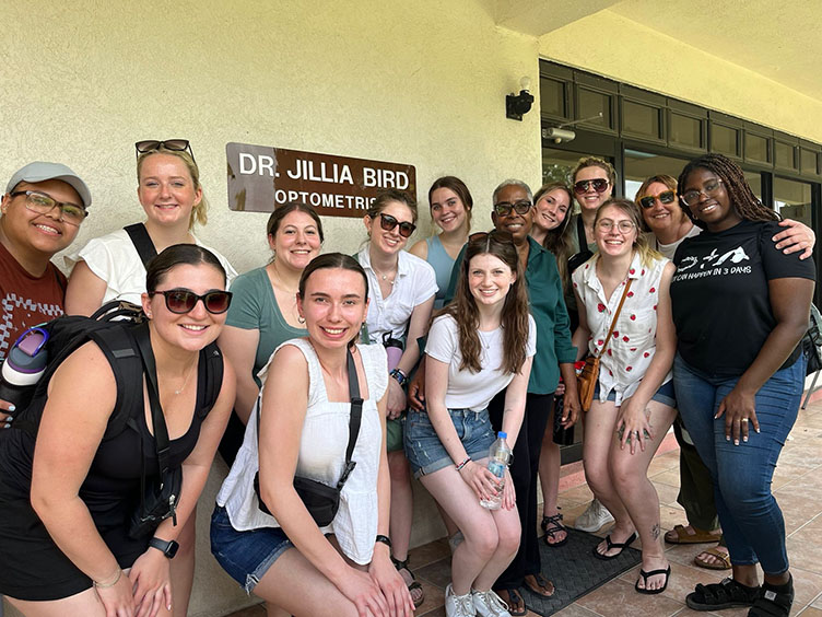 group of students in Antigua for service trip